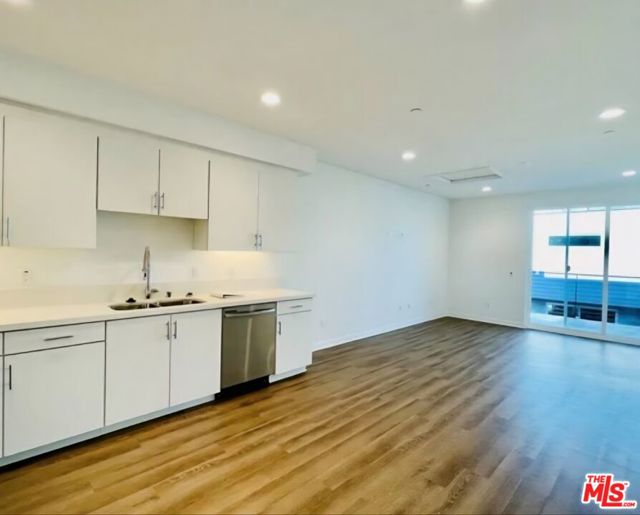 2931 1/2 Denby Avenue, Los Angeles CA: https://media.crmls.org/mediaz/14674aab-c58e-4469-865d-ca231ccf49ce.jpg