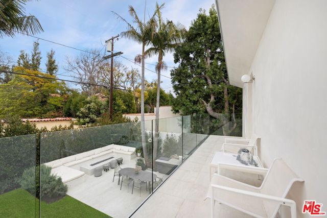 251 21st Street, Santa Monica CA: https://media.crmls.org/mediaz/14689e5f-d9cc-4e22-85b6-6da419017bce.jpg