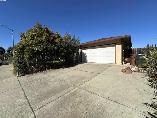 1988 Calaveras Dr, Pittsburg CA: https://media.crmls.org/mediaz/1468c6b8-f964-4d8b-8065-1a663304fe48.jpg