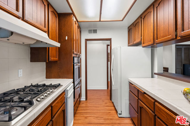 10654 Eastborne Avenue, Los Angeles CA: https://media.crmls.org/mediaz/14692b18-4863-4d96-b943-f1743d19faa4.jpg