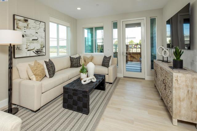 119 Compass Drive, Napa CA: https://media.crmls.org/mediaz/146954a3-eb5b-40ae-969b-64f426ca3163.jpg