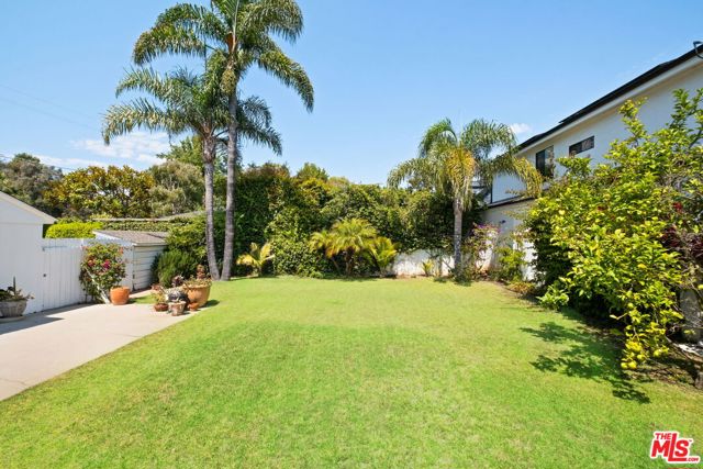 315 26th Street, Santa Monica CA: https://media.crmls.org/mediaz/146aa911-9408-4020-9551-b37e466de4ec.jpg