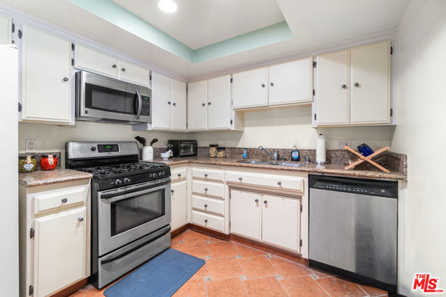 8162 Manitoba Street, Playa del Rey CA: https://media.crmls.org/mediaz/146ba313-ca85-4ffa-a763-e89771a0f9cb.jpg