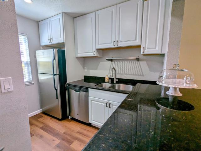 Image 6 of 19 For 1547 Parkwood Pl