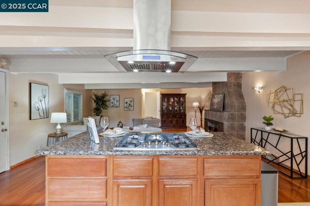2401 Casa Way, Walnut Creek CA: https://media.crmls.org/mediaz/146d9cde-c3ae-42b1-b91d-253b16a71b8a.jpg