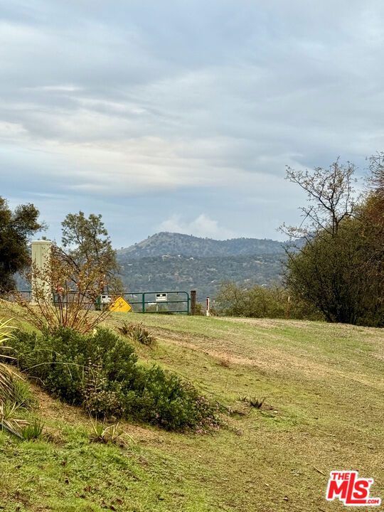 31229 Rolling Meadow Court, Coarsegold CA: https://media.crmls.org/mediaz/146dc102-550e-4fab-a84f-ad3df350c6ca.jpg