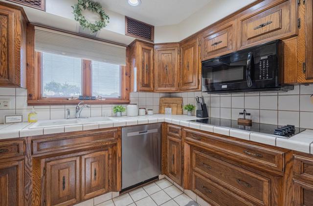 1527 Atherton Way, Salinas CA: https://media.crmls.org/mediaz/146dc49f-3afb-401c-b488-4d2520bf841a.jpg