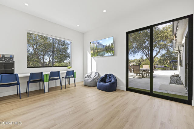 911 Vivian Circle, Newbury Park CA: https://media.crmls.org/mediaz/146de6f3-c7a9-4f6c-bfbd-5a42226bab51.jpg