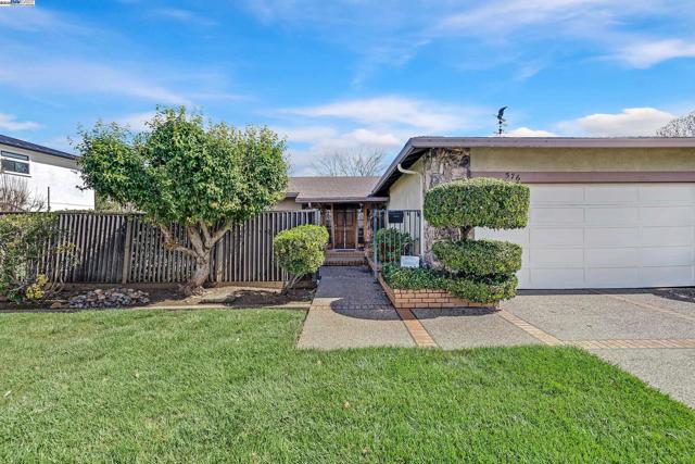 576 Emerald St, Livermore CA: https://media.crmls.org/mediaz/146e0b0c-b81d-49d2-81ce-1bbe6ddeaf52.jpg