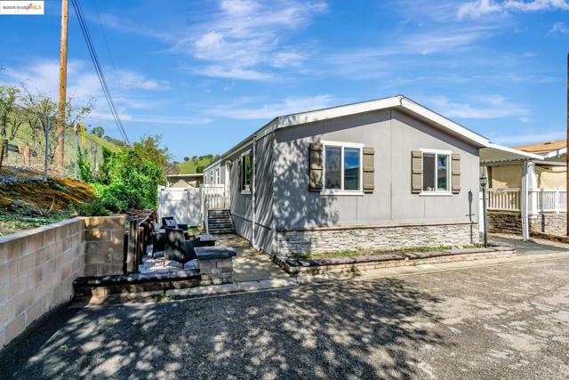 16711 Marsh Creek Rd, Clayton CA: https://media.crmls.org/mediaz/146e9577-6986-4cd8-855a-f23b276ad981.jpg