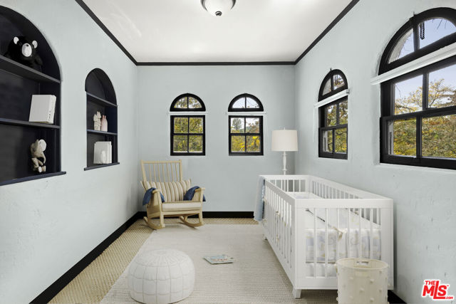 3300 N Knoll Drive, Los Angeles CA: https://media.crmls.org/mediaz/146fdca4-8048-4b27-a0a1-08767d668f2b.jpg