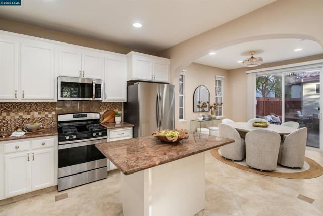 9752 Belladonna Dr, San Ramon CA: https://media.crmls.org/mediaz/1470b822-1c8b-47fb-b5c9-6de830f1f24c.jpg