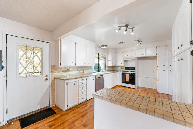 Detail Gallery Image 20 of 52 For 75 Poinsettia Gardens Dr, Ventura,  CA 93004 - 2 Beds | 2 Baths