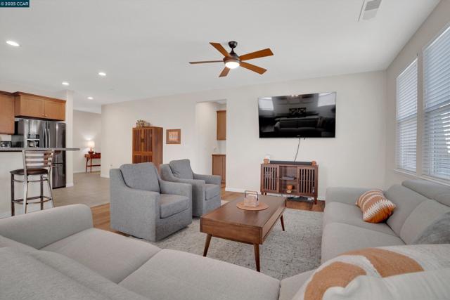8275 Brookhaven Cir, Discovery Bay CA: https://media.crmls.org/mediaz/14712e58-fd71-48dd-b96e-6ddae846e14e.jpg