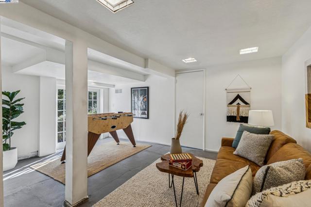 5811 Romany, Oakland CA: https://media.crmls.org/mediaz/1471c0f9-ce18-4360-8960-b43ed18aeff5.jpg