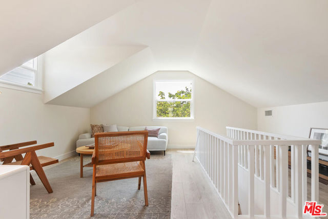 913 N Clybourn Avenue, Burbank CA: https://media.crmls.org/mediaz/1472a8cb-0ab6-4e81-9039-11231c3acb7c.jpg