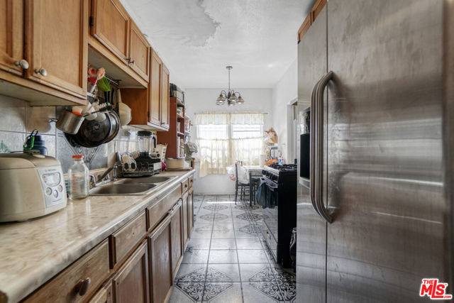 2074 W 54th Street, Los Angeles CA: https://media.crmls.org/mediaz/14730a21-4717-4018-8fb2-38626f74026a.jpg