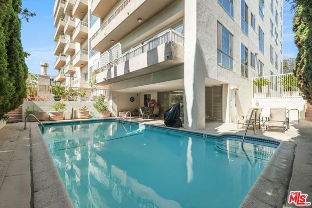 339 N Palm Drive, Beverly Hills CA: https://media.crmls.org/mediaz/14732fd8-883e-442a-935e-3f2a615758c8.jpg