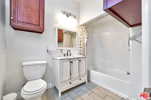 1147 S Mariposa Avenue, Los Angeles CA: https://media.crmls.org/mediaz/1473938d-6662-46b0-af7e-ddcad02da6b4.jpg