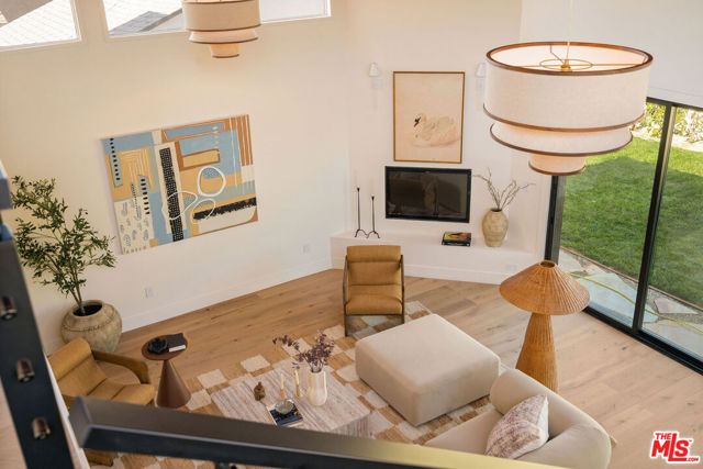 3820 S Burnside Avenue, Los Angeles CA: https://media.crmls.org/mediaz/147442db-f91c-4abb-9830-f2b5c2ec34e7.jpg