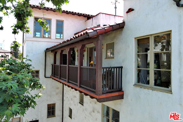 1414 N Harper Avenue, West Hollywood CA: https://media.crmls.org/mediaz/147657dd-4922-4990-b91f-f553aff5f34e.jpg