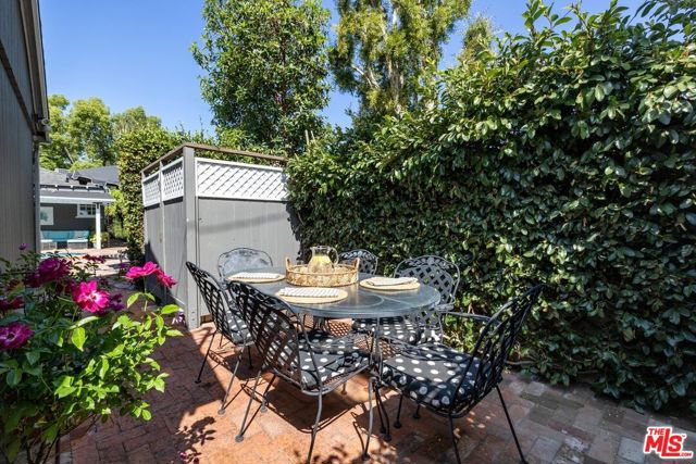 800 N Rose Street, Burbank CA: https://media.crmls.org/mediaz/14769bff-f178-4951-a855-e3ad3ea6e6c1.jpg