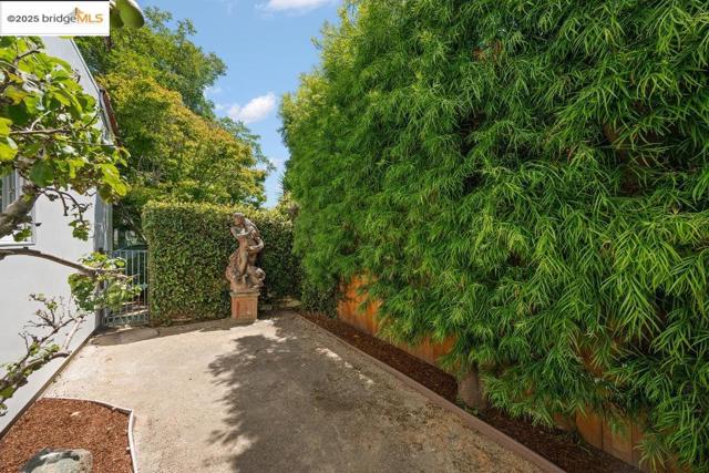 1420 Stannage Ave, Berkeley CA: https://media.crmls.org/mediaz/14773237-5209-43ec-b0da-4dd55931b3b7.jpg