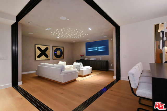 112 S Valley Street, Toluca Lake CA: https://media.crmls.org/mediaz/14781e28-a41b-4bf7-be7f-a803aa1949d8.jpg