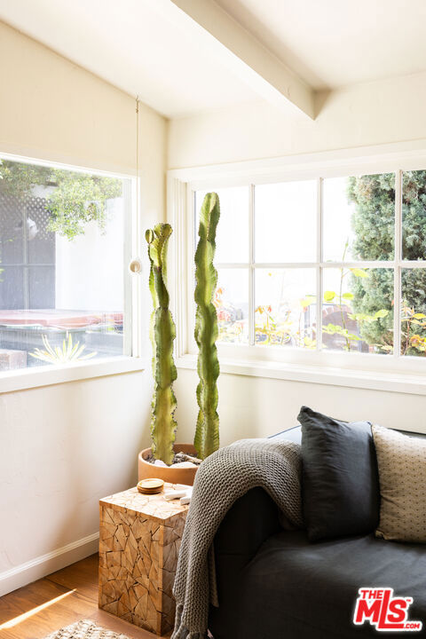 1012 Superba Avenue, Venice CA: https://media.crmls.org/mediaz/14784d17-2367-411b-b500-ef00303acfb7.jpg