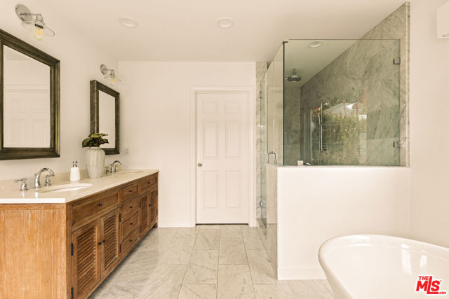 6481 W 77th Street, Los Angeles CA: https://media.crmls.org/mediaz/1479639c-73bd-4222-a8b0-a7e8a0807c64.jpg