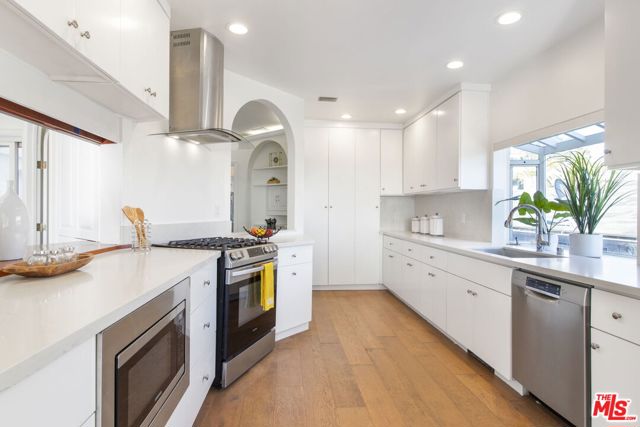 905 Berkeley Street, Santa Monica CA: https://media.crmls.org/mediaz/147998fd-4782-4fc5-85df-a2b37910e018.jpg