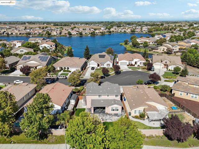 124 Clear Lake Ct, Oakley CA: https://media.crmls.org/mediaz/147a16ff-2f0e-40d3-a6af-bcdb106e1bed.jpg