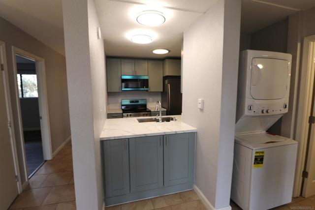 4041 Oakcrest Dr, San Diego CA: https://media.crmls.org/mediaz/147ab863-64be-4ee2-a8cc-a3f81e61dc14.jpg