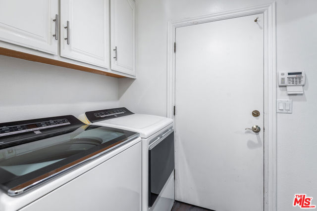 17040 Rancho Street, Encino CA: https://media.crmls.org/mediaz/147abb0f-d90a-4d6b-a2f1-7181c8e6f027.jpg