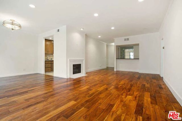 8568 Burton Way, Los Angeles CA: https://media.crmls.org/mediaz/147ace81-a7b9-42b8-9577-4c6bdd209aa8.jpg