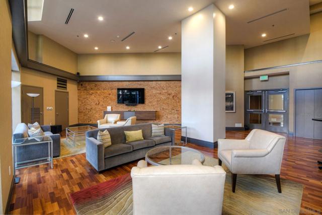 700 W Harbor Dr, San Diego CA: https://media.crmls.org/mediaz/147afec4-b924-429a-8a68-28aeb97d1db5.jpg