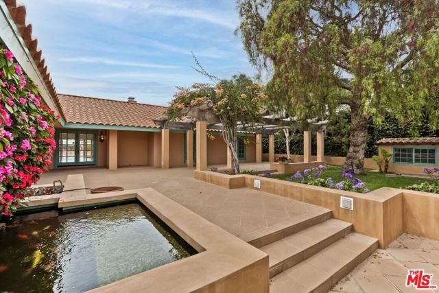 401 Alma Real Drive, Pacific Palisades CA: https://media.crmls.org/mediaz/147b5958-2cf6-4206-a417-53117c745637.jpg