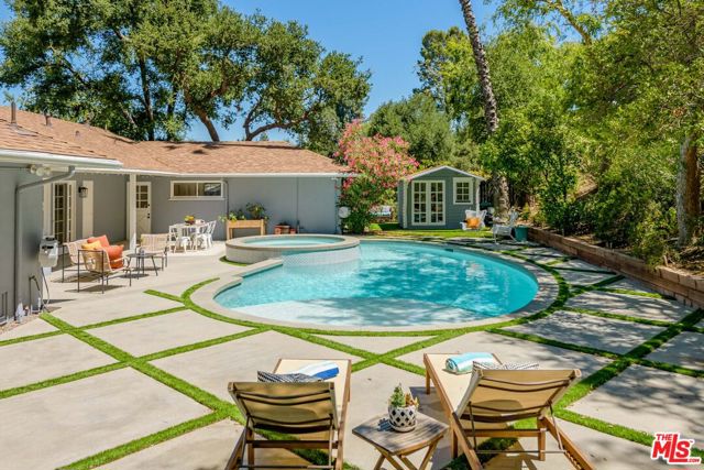 3856 Hayvenhurst Avenue, Encino CA: https://media.crmls.org/mediaz/147b9b0e-2377-4ba1-8bdc-dffe5b1c97c3.jpg