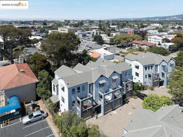 3927 Cerrito Ave, Oakland CA: https://media.crmls.org/mediaz/147ca77e-1dce-44bd-a716-3bd7624ca8a7.jpg