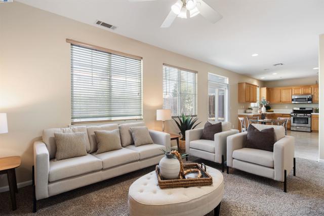 181 Maidenhair St, Pittsburg CA: https://media.crmls.org/mediaz/147dd773-c7f2-45e1-be65-886e18bcf3bf.jpg