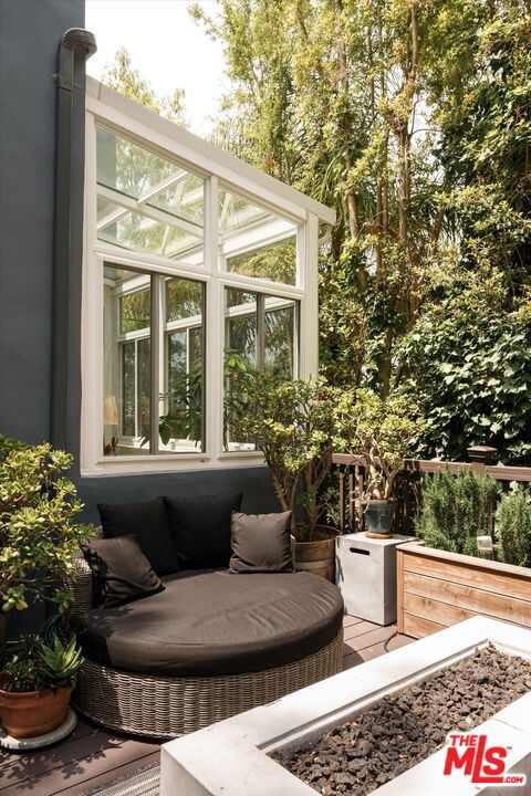 11372 Brill Drive, Studio City CA: https://media.crmls.org/mediaz/147de663-7ebf-4d0a-8f6a-0a199f1d76af.jpg