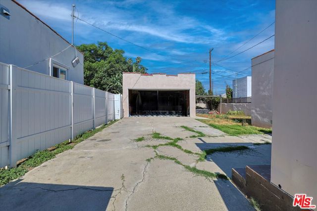 3421 Hillcrest Drive, Los Angeles CA: https://media.crmls.org/mediaz/147de68a-1e9b-43e5-b0f2-9b1997018d56.jpg