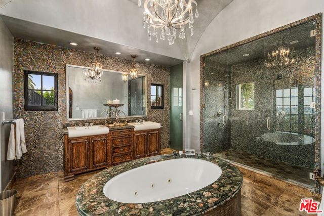 4320 Cedarhurst Circle, Los Angeles CA: https://media.crmls.org/mediaz/147e3353-5678-4370-985b-f06b19e974fe.jpg