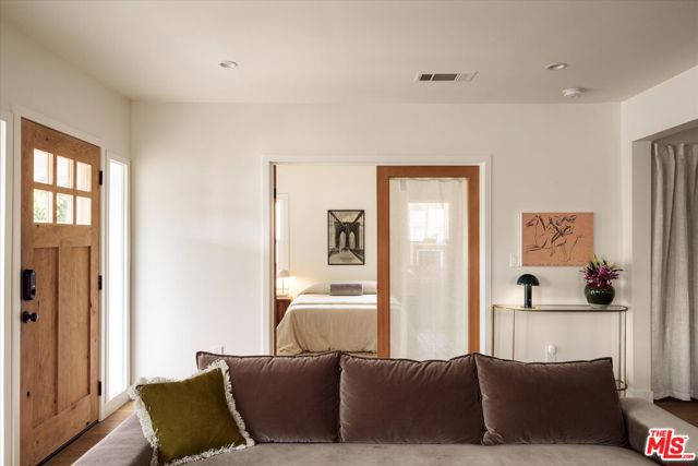 2041 S Palm Grove Avenue, Los Angeles CA: https://media.crmls.org/mediaz/147e6a76-3a49-4dcd-b2b4-4cb57bb114ef.jpg