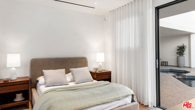 31388 Broad Beach Road, Malibu CA: https://media.crmls.org/mediaz/147f0c36-62c1-47a5-ae18-4a5719faebd6.jpg