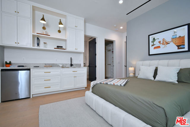 416 21st Place, Santa Monica CA: https://media.crmls.org/mediaz/147f9562-a57f-4e3a-b980-3bc456174404.jpg