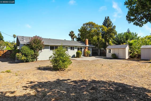 1950 Emerald St, Concord CA: https://media.crmls.org/mediaz/147fa360-2edb-4ebe-9402-96b404f51705.jpg