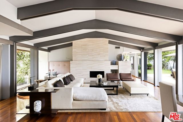 11531 Amanda Drive, Studio City CA: https://media.crmls.org/mediaz/147ff873-0c41-4ef4-b9a7-7c7ca41e5595.jpg