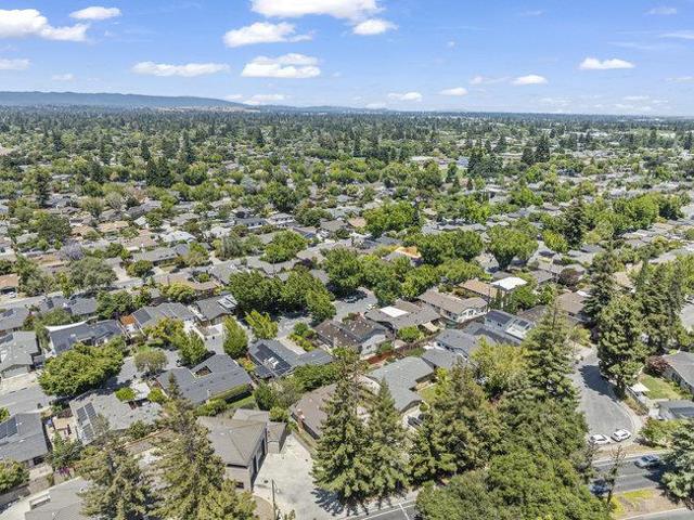 1638 Tyler Park Way, Mountain View CA: https://media.crmls.org/mediaz/14801217-4168-44e7-97e8-0cafdea2eb57.jpg
