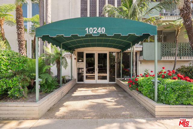 10240 Camarillo Street, Toluca Lake CA: https://media.crmls.org/mediaz/1481a443-c5bc-4ea2-816a-929f8c7a3acd.jpg